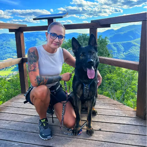 Eva Šajgalíková so psom na turistike