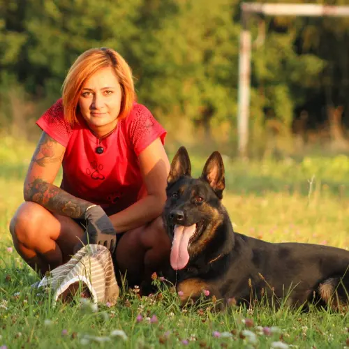 Eva Šajgalíková s nemeckým ovčiakom po tréningu