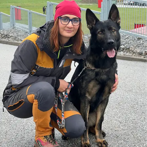 Eva Šajgalíková so psom pred súťažou
